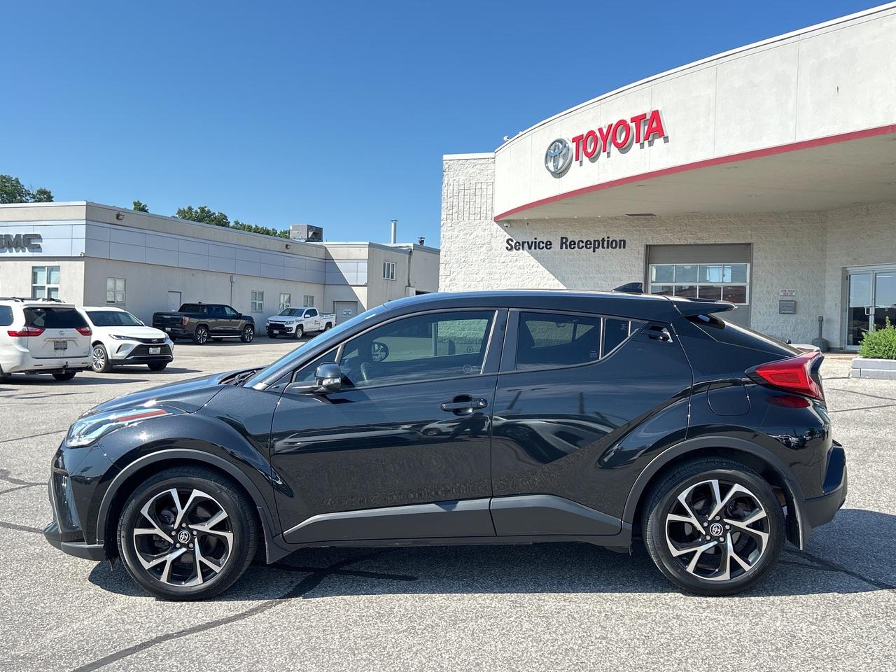 2022 Toyota C-HR XLE Premium   ONE OWNER   Apple Car Play Photo