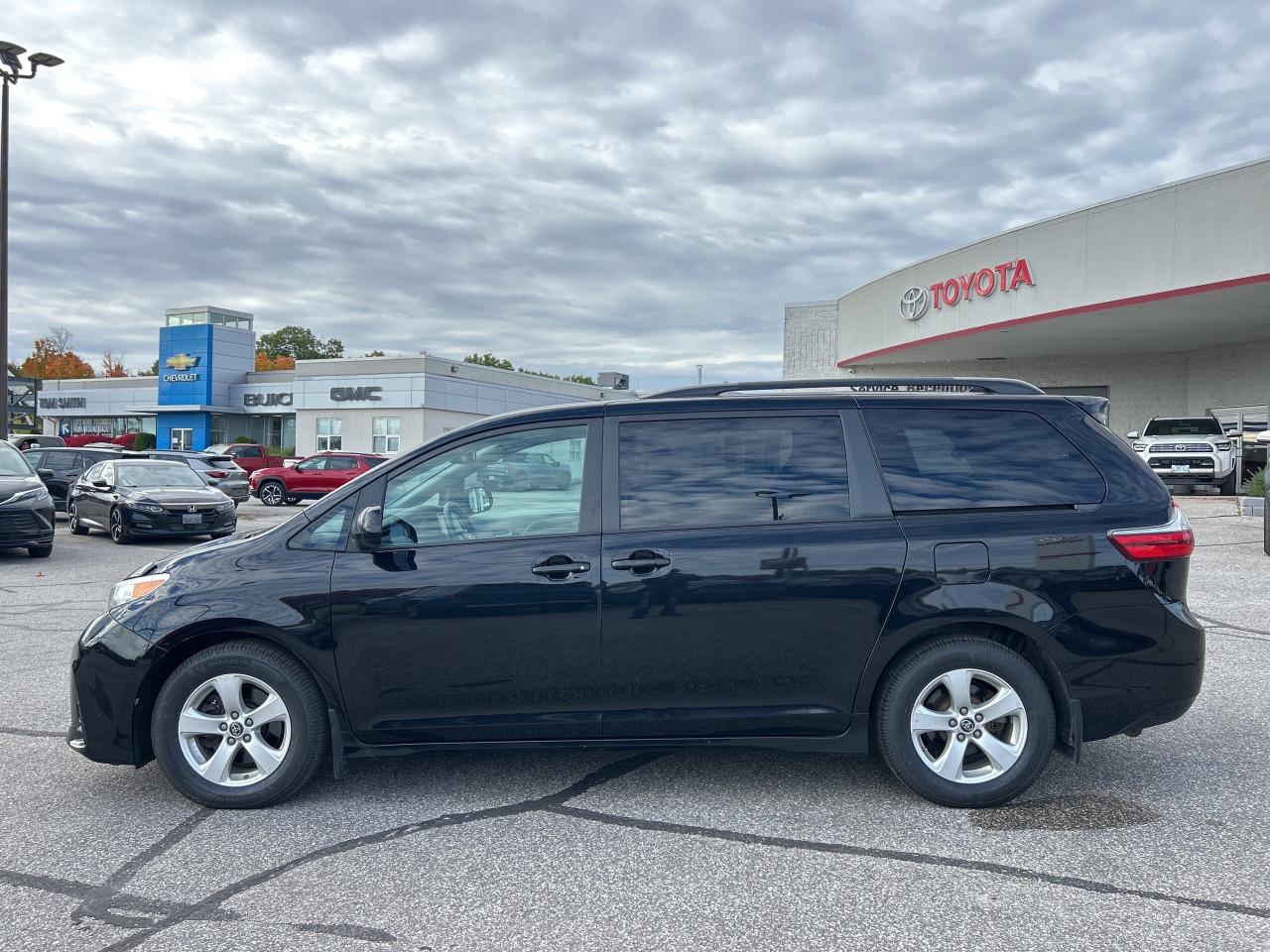 2020 Toyota Sienna LE 8-Passenger FWD   Trailer Hitch   Heated Seats Photo