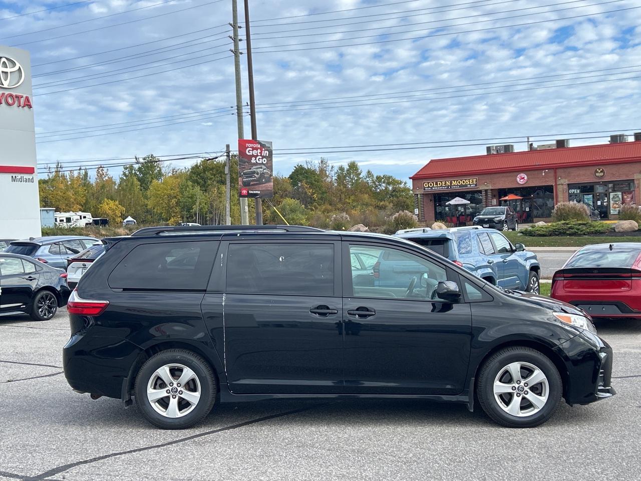 2020 Toyota Sienna LE 8-Passenger FWD   Trailer Hitch   Heated Seats Photo
