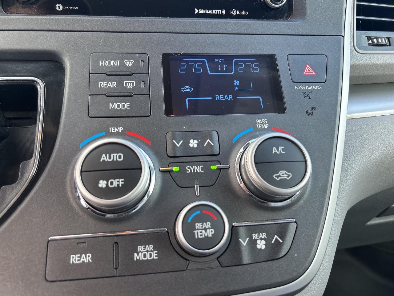 2020 Toyota Sienna LE 8-Passenger FWD   Trailer Hitch   Heated Seats Photo