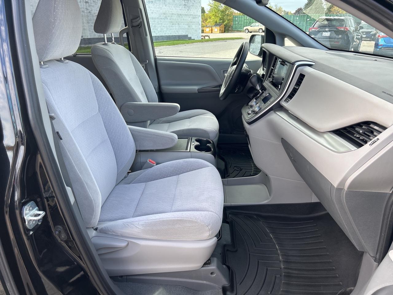 2020 Toyota Sienna LE 8-Passenger FWD   Trailer Hitch   Heated Seats Photo