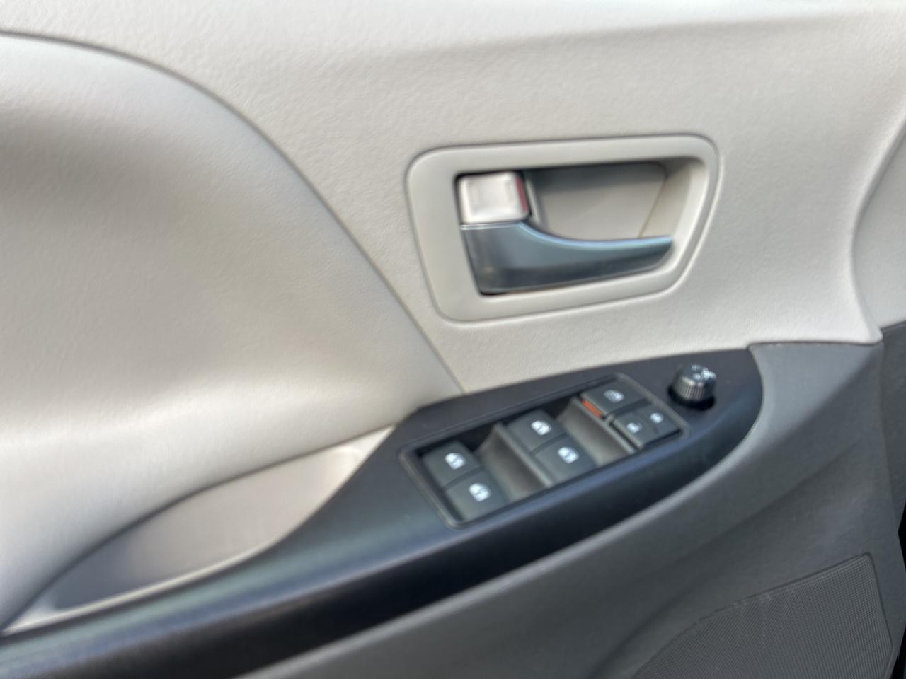 2020 Toyota Sienna LE 8-Passenger FWD   Trailer Hitch   Heated Seats Photo