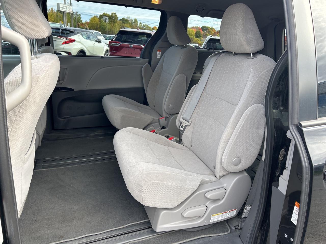 2020 Toyota Sienna LE 8-Passenger FWD   Trailer Hitch   Heated Seats Photo