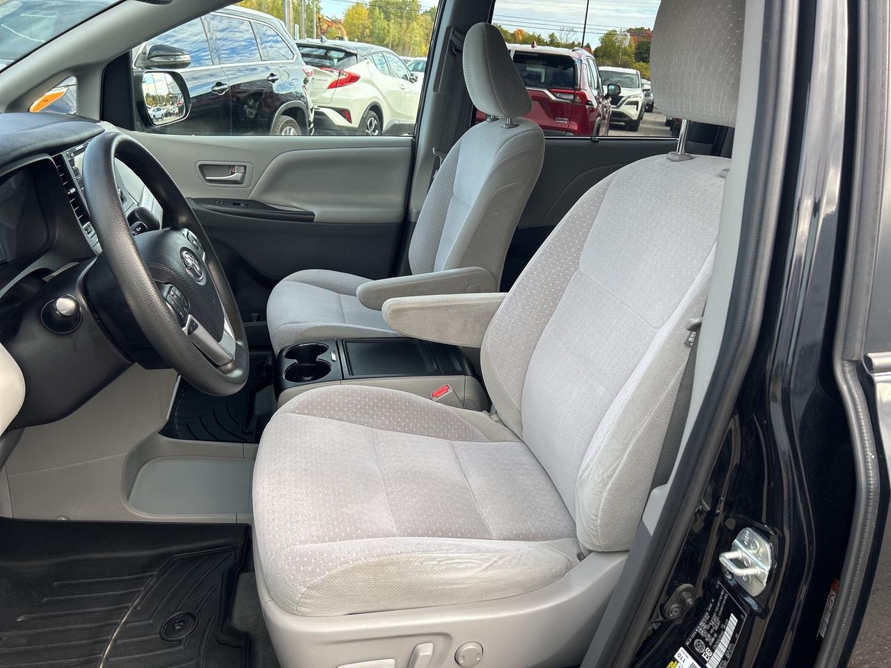 2020 Toyota Sienna LE 8-Passenger FWD   Trailer Hitch   Heated Seats Photo