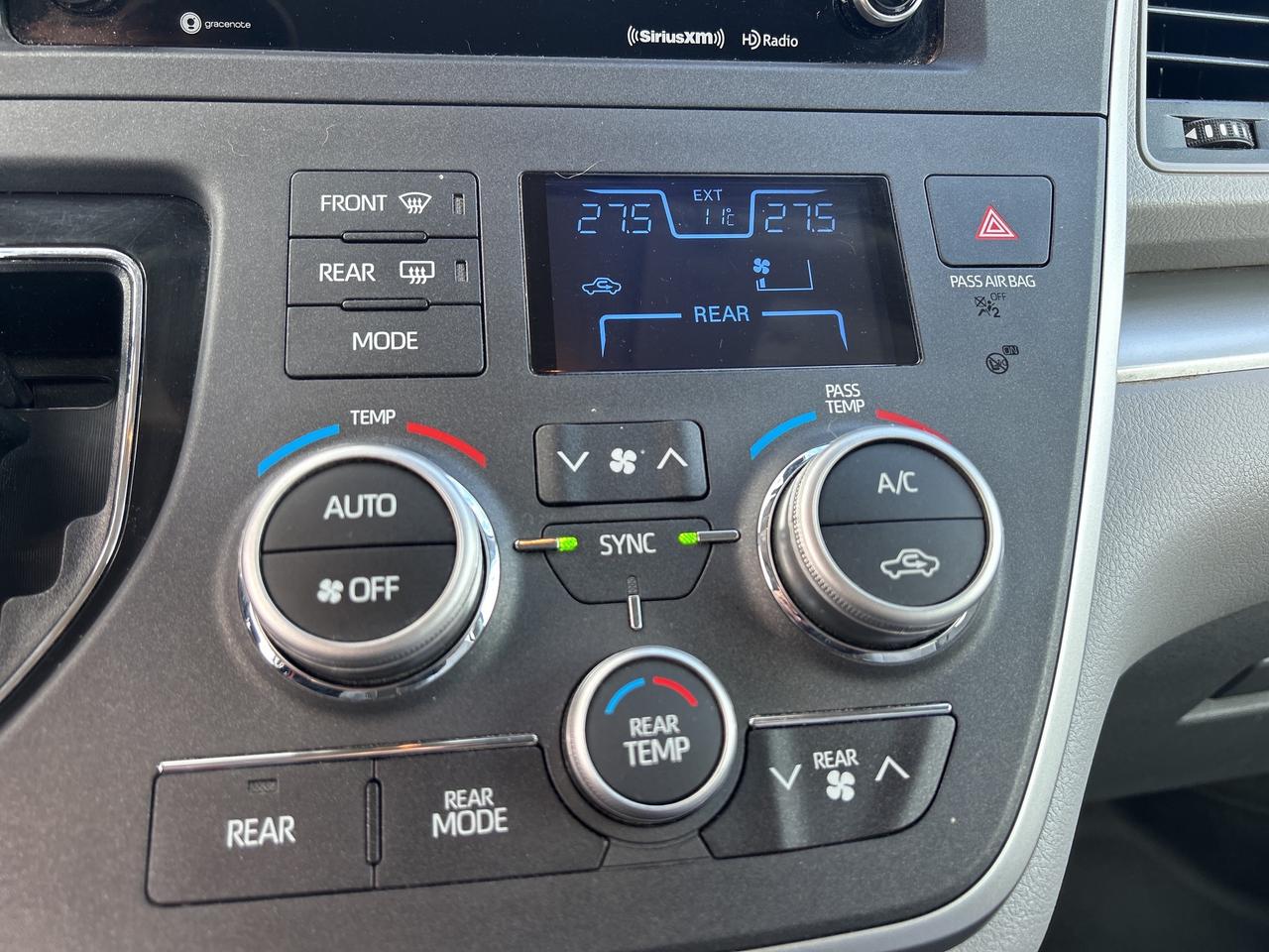 2020 Toyota Sienna LE 8-Passenger FWD   Trailer Hitch   Heated Seats Photo