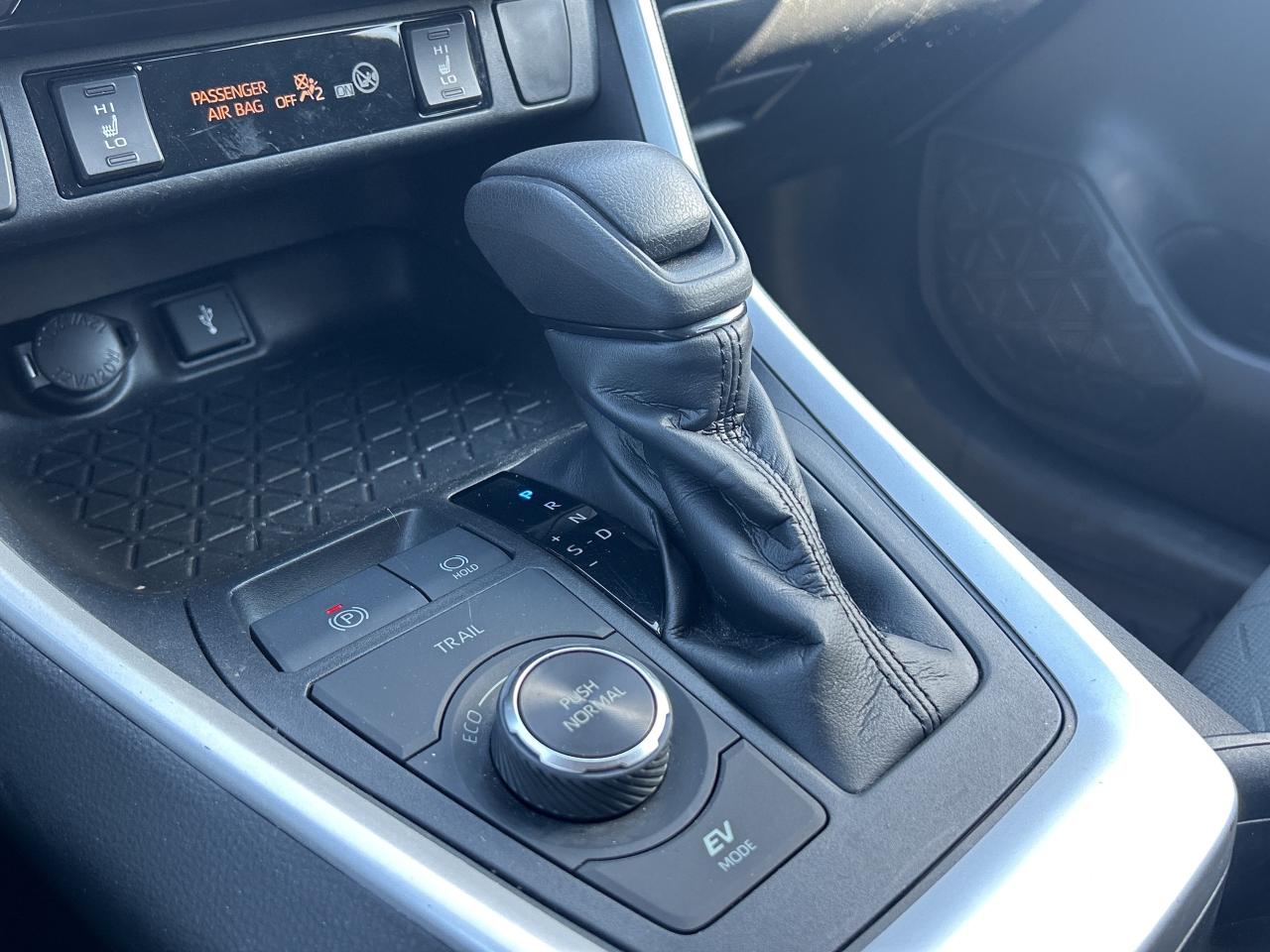 2020 Toyota RAV4 Hybrid LE   Front Heated Seats   Low KM Photo