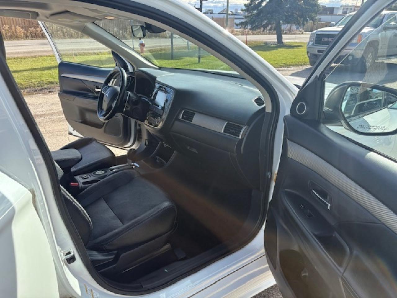 2014 Mitsubishi Outlander 4WD 4dr GT Photo