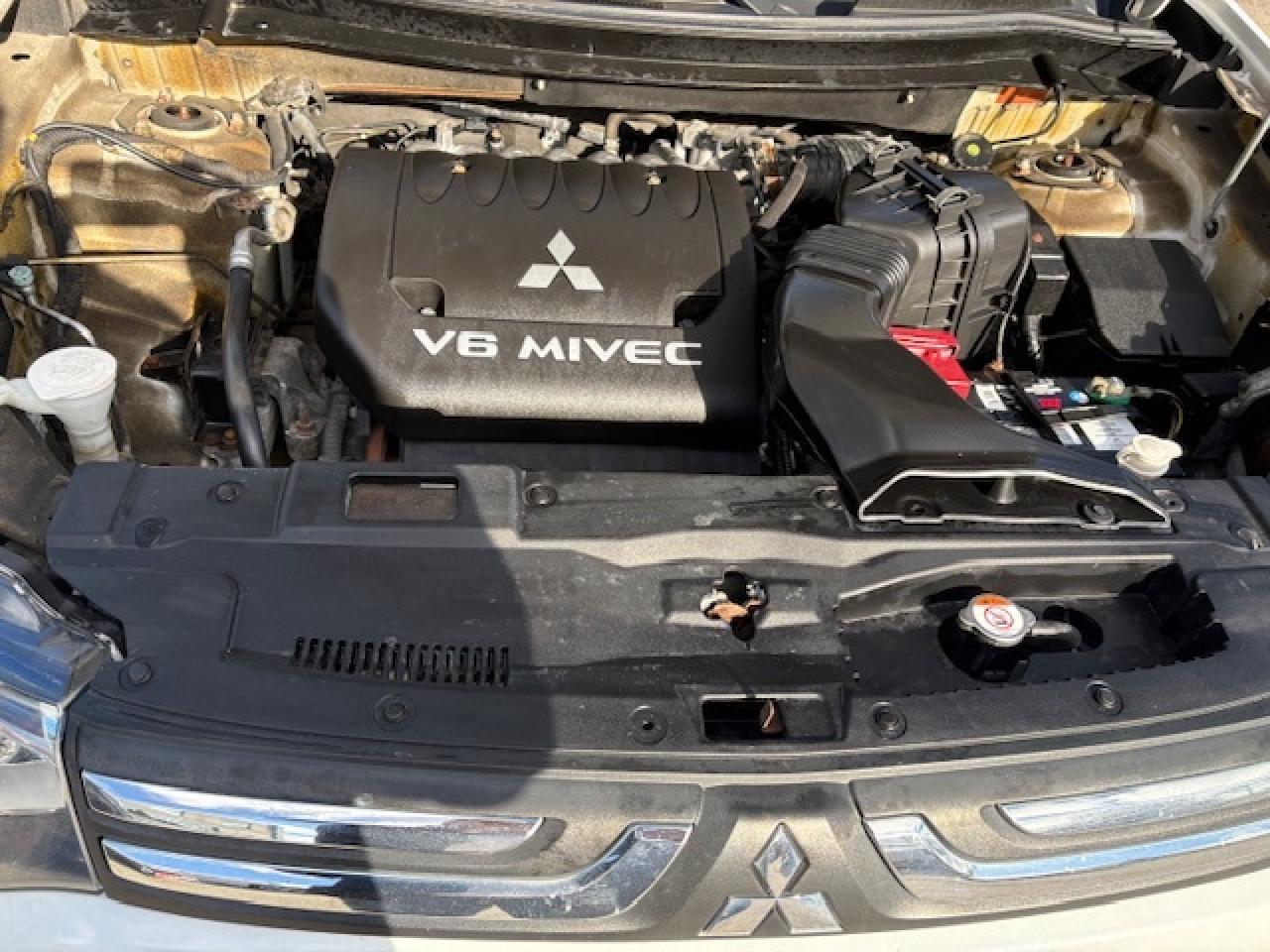 2014 Mitsubishi Outlander 4WD 4dr GT Photo