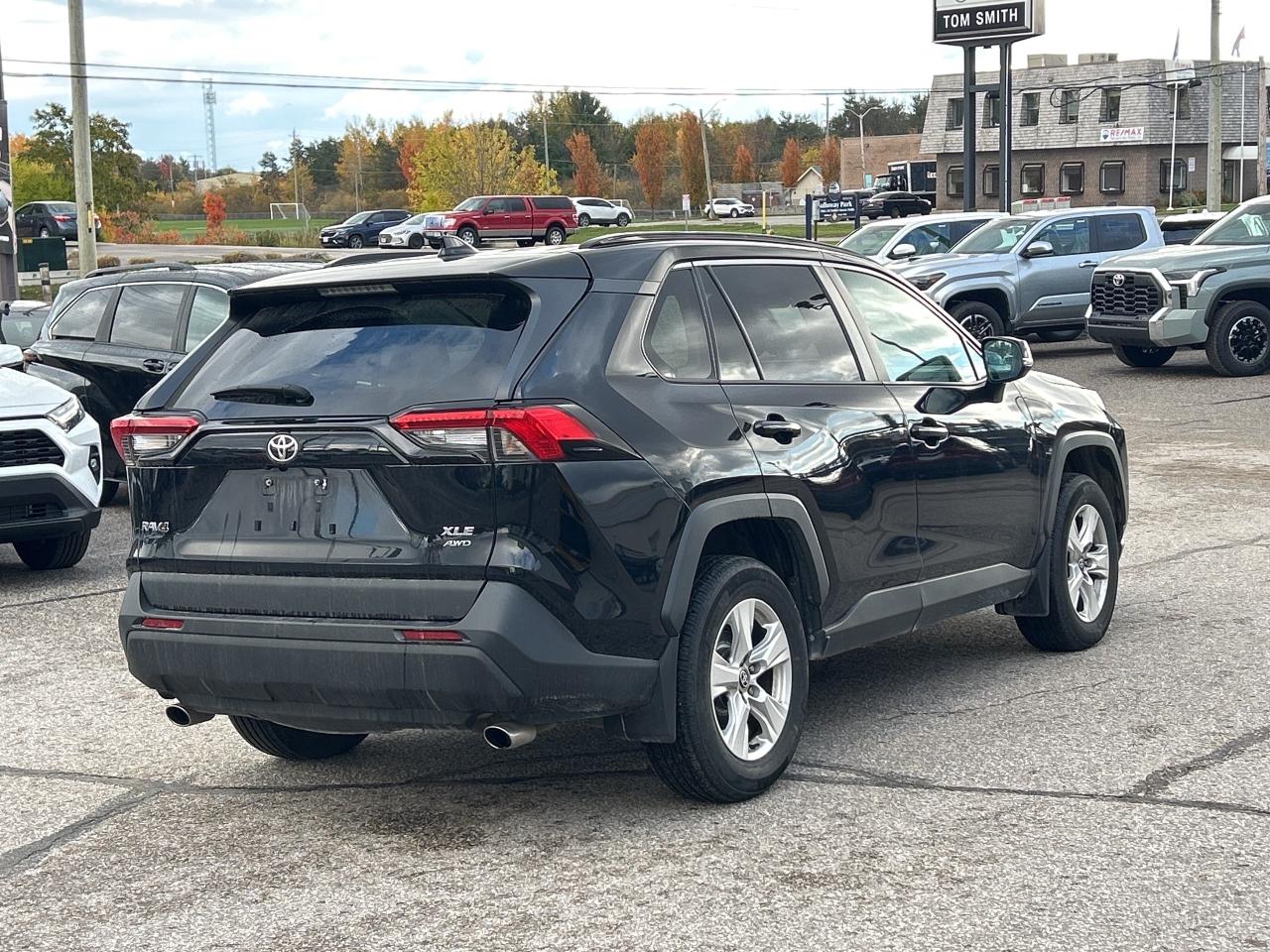 2021 Toyota RAV4 XLE   Power Moonroof   NO REPORTED ACCIDENTS Photo4