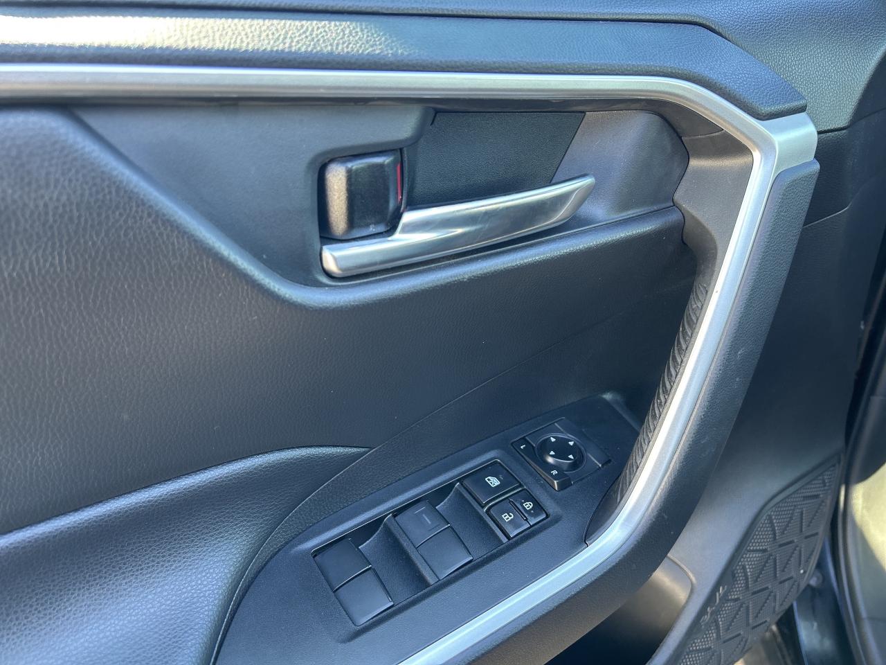 2021 Toyota RAV4 XLE   Power Moonroof   NO REPORTED ACCIDENTS Photo