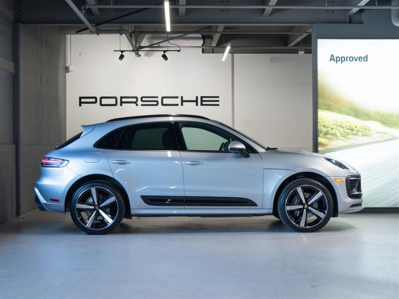 2025 Porsche Macan AWD Photo4