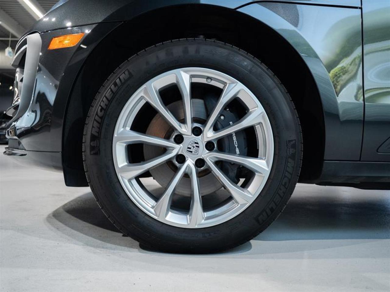 2025 Porsche Macan AWD Photo