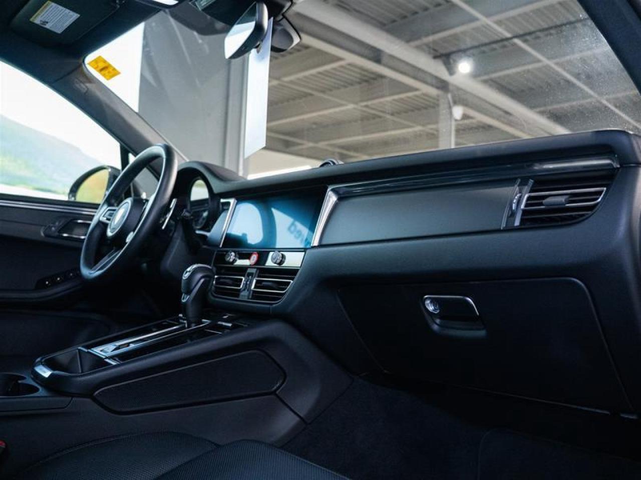 2025 Porsche Macan AWD Photo