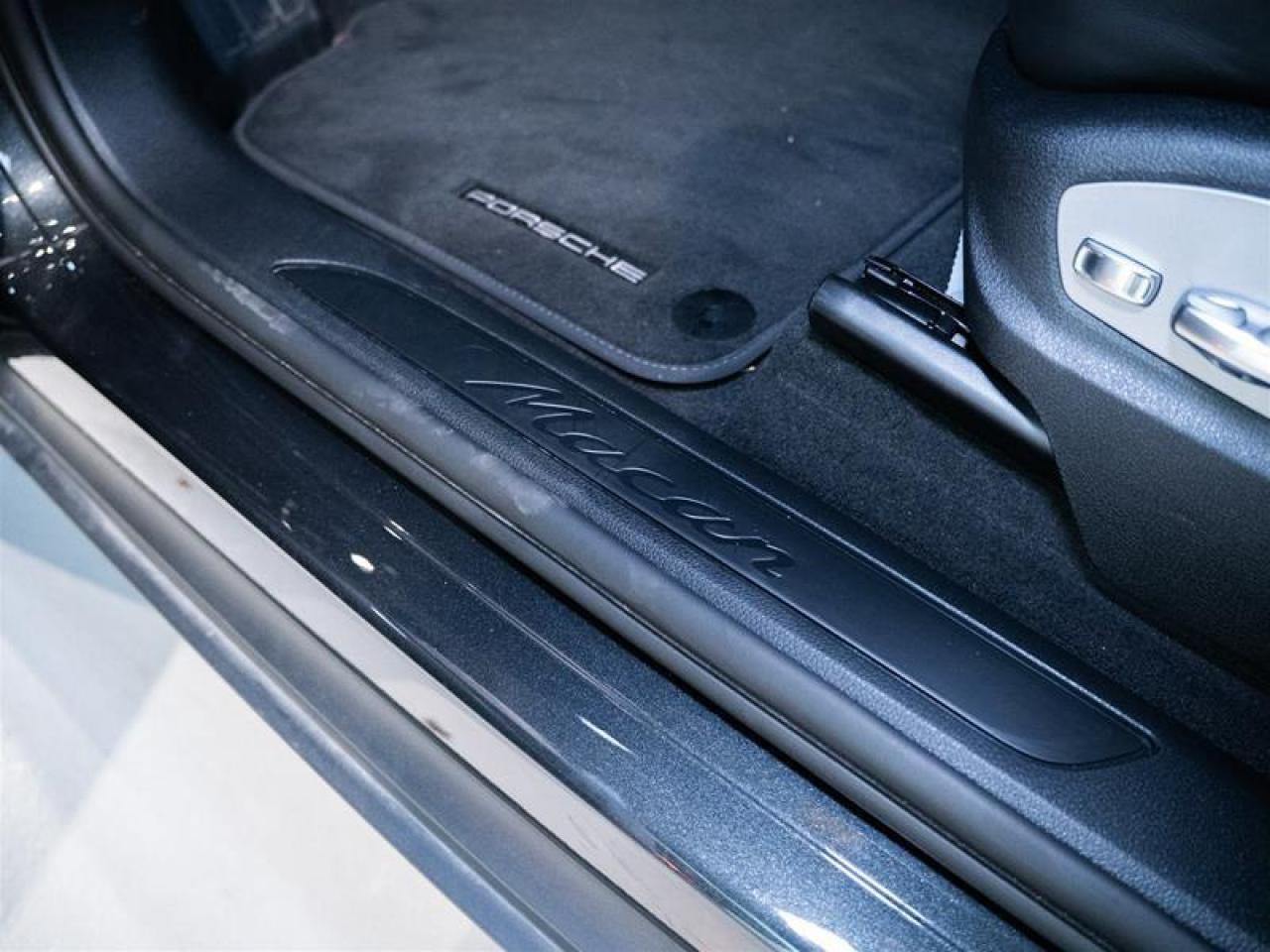 2025 Porsche Macan AWD Photo