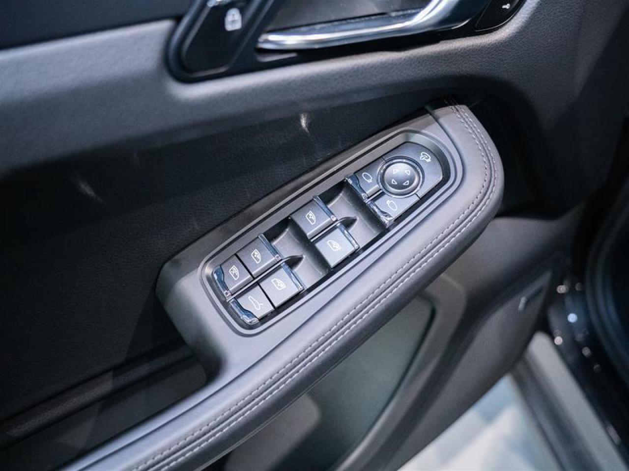 2025 Porsche Macan AWD Photo