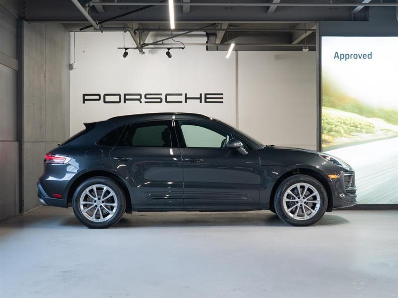 2025 Porsche Macan AWD Photo4