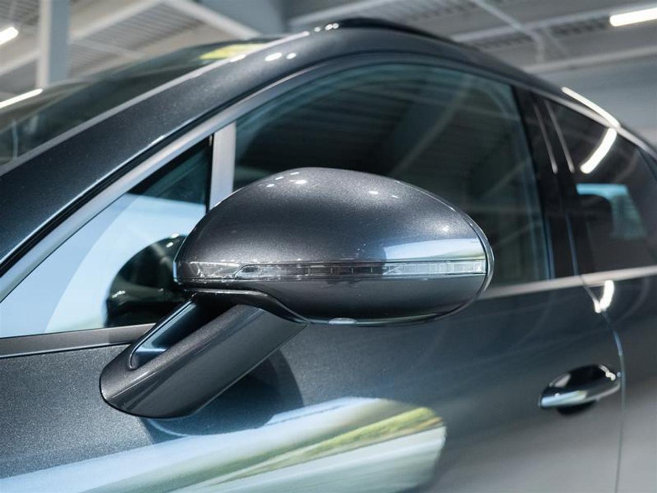2025 Porsche Macan AWD Photo