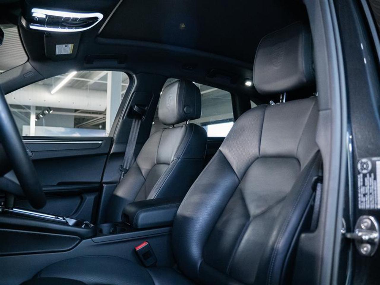 2025 Porsche Macan AWD Photo