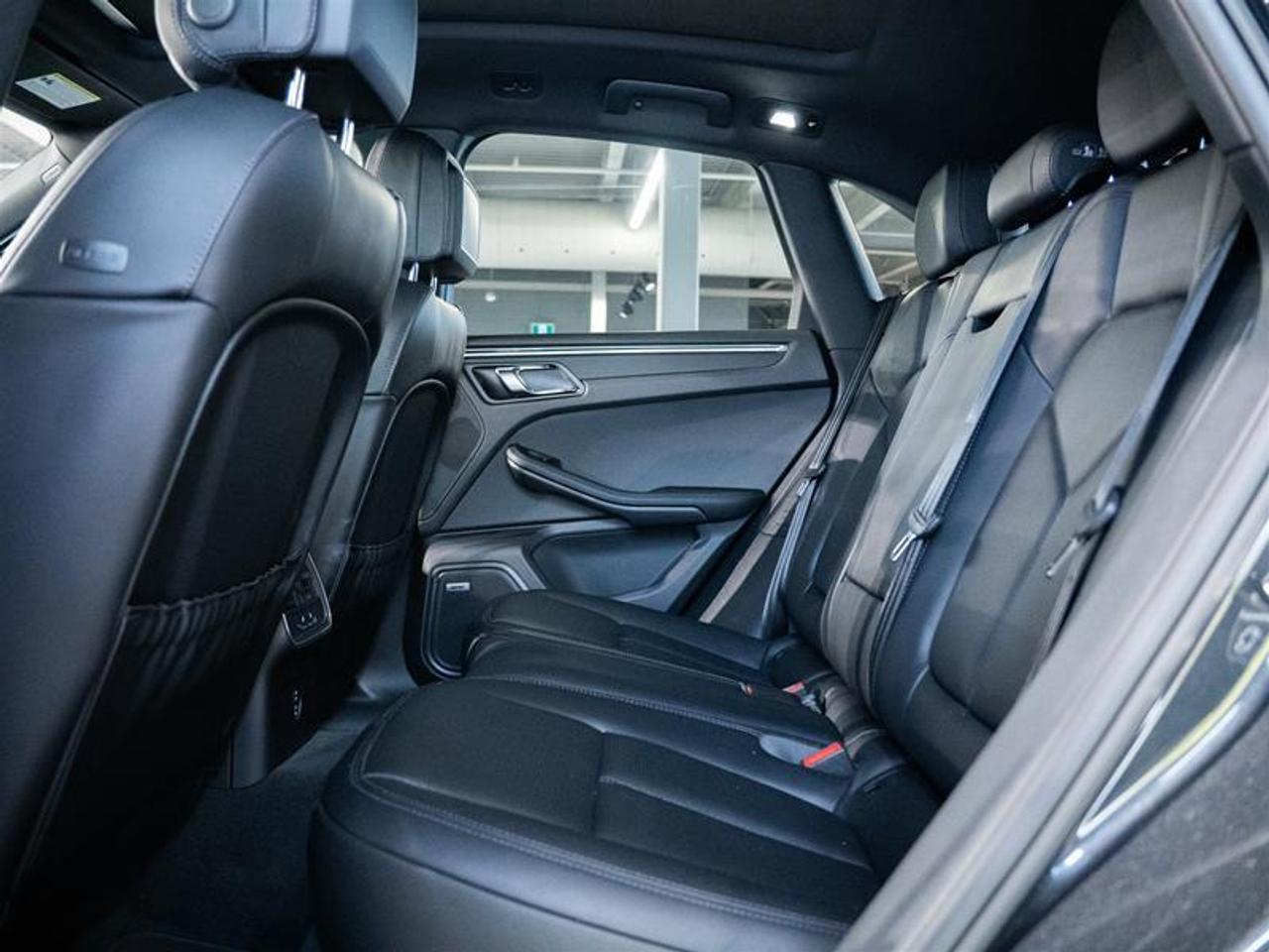 2025 Porsche Macan AWD Photo