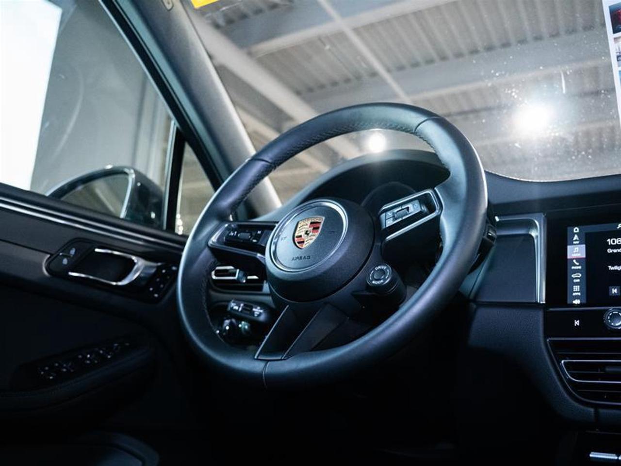 2025 Porsche Macan AWD Photo