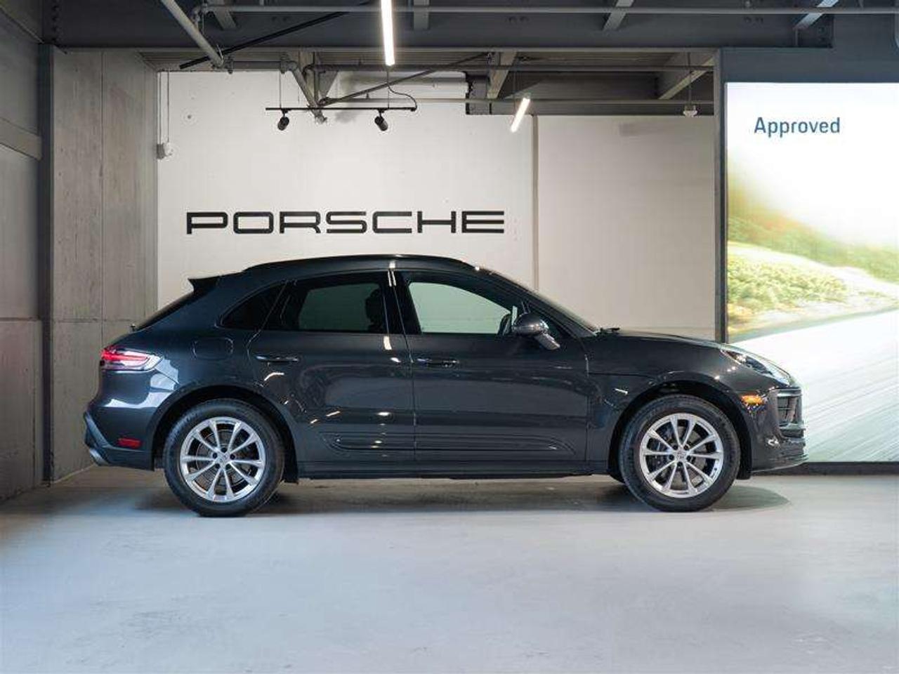 2025 Porsche Macan AWD Photo4