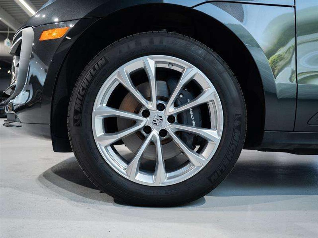2025 Porsche Macan AWD Photo