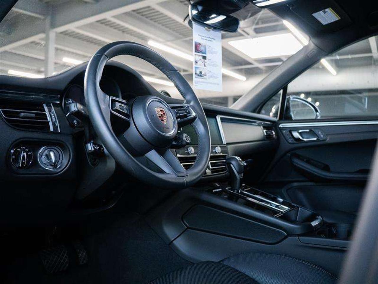 2025 Porsche Macan AWD Photo
