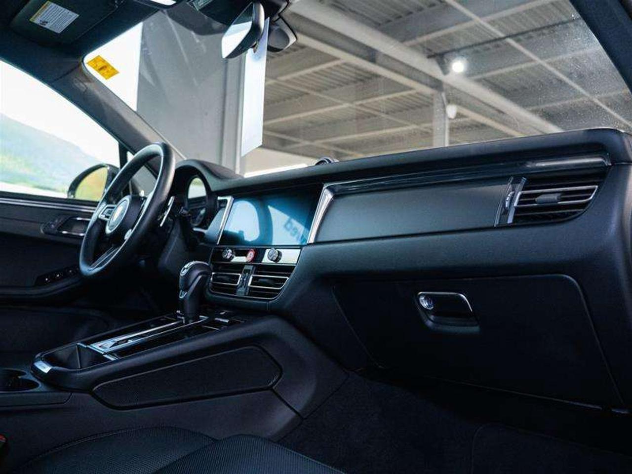 2025 Porsche Macan AWD Photo