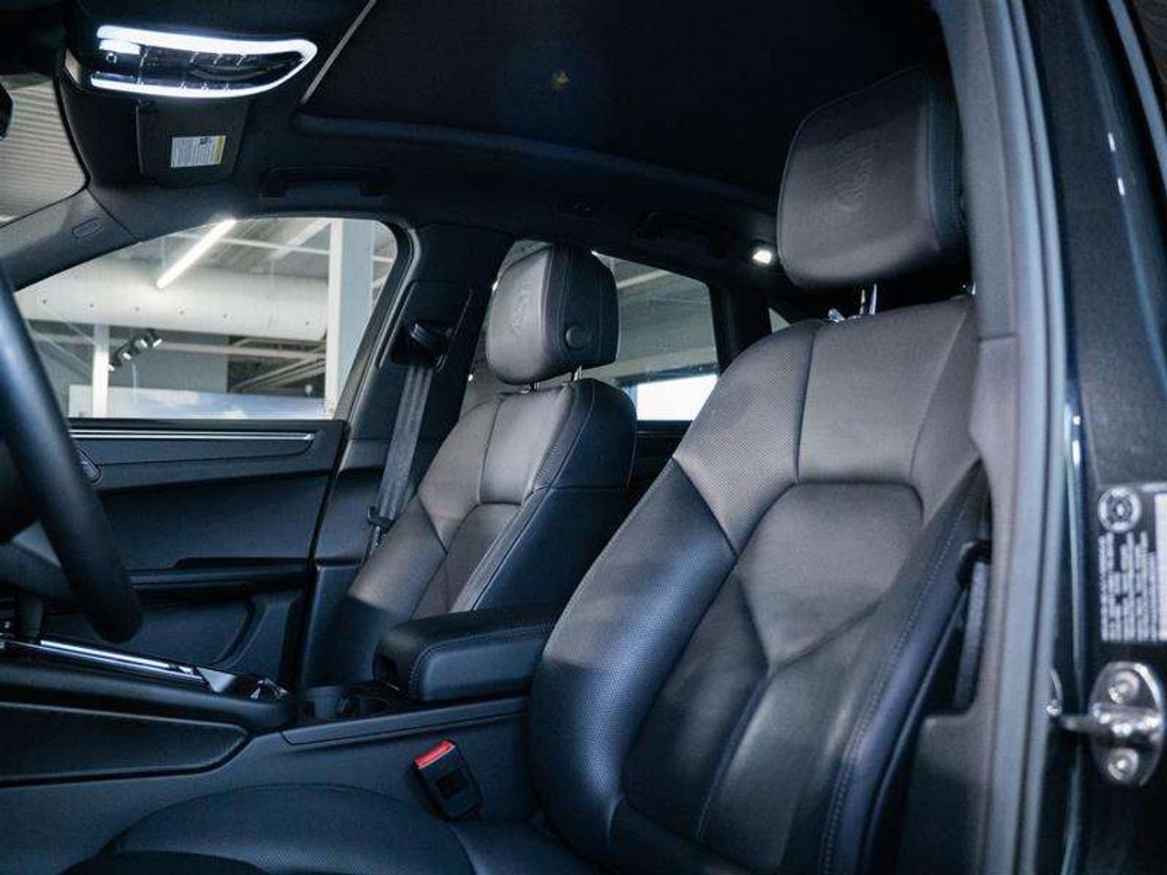 2025 Porsche Macan AWD Photo