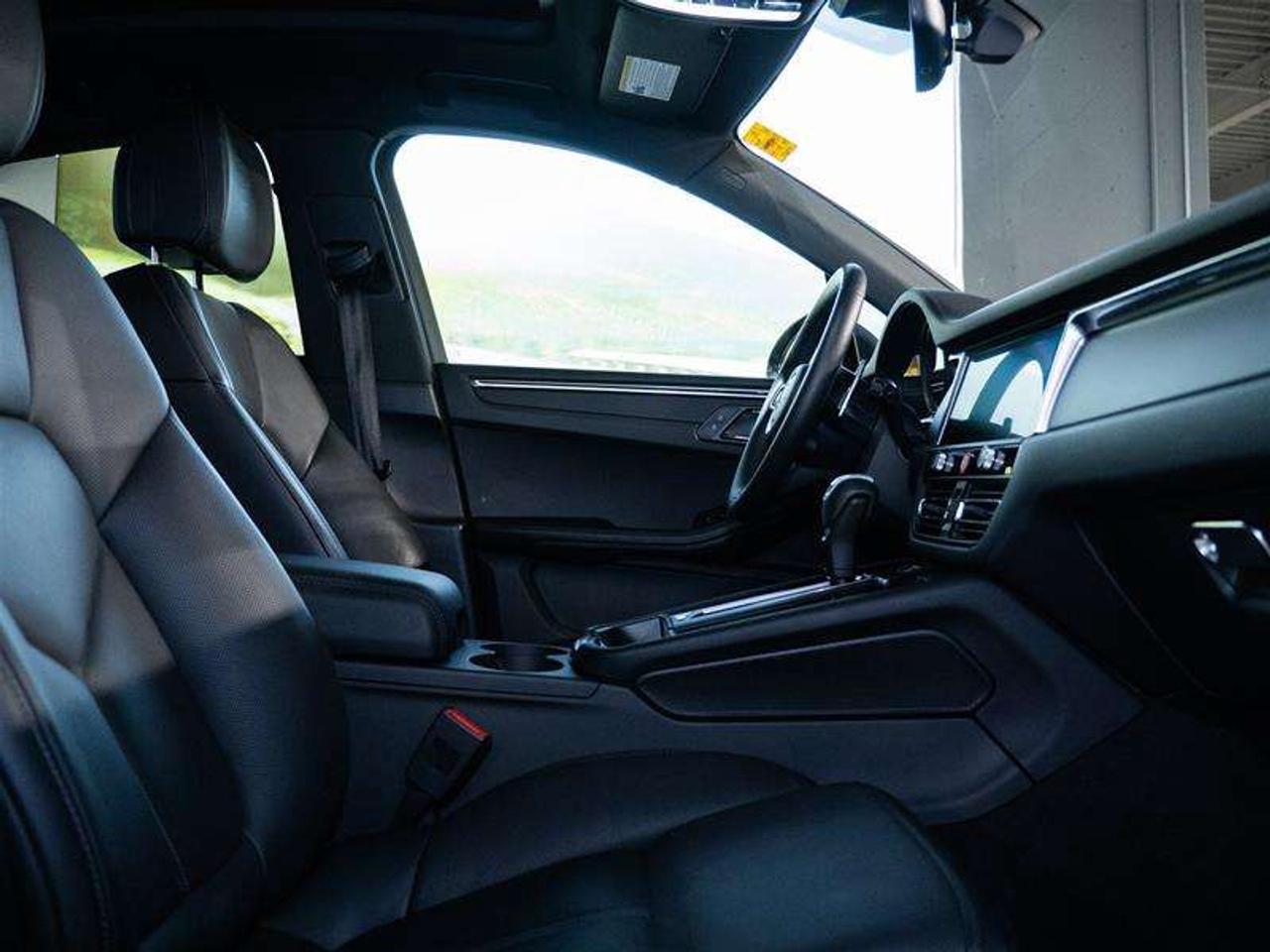 2025 Porsche Macan AWD Photo