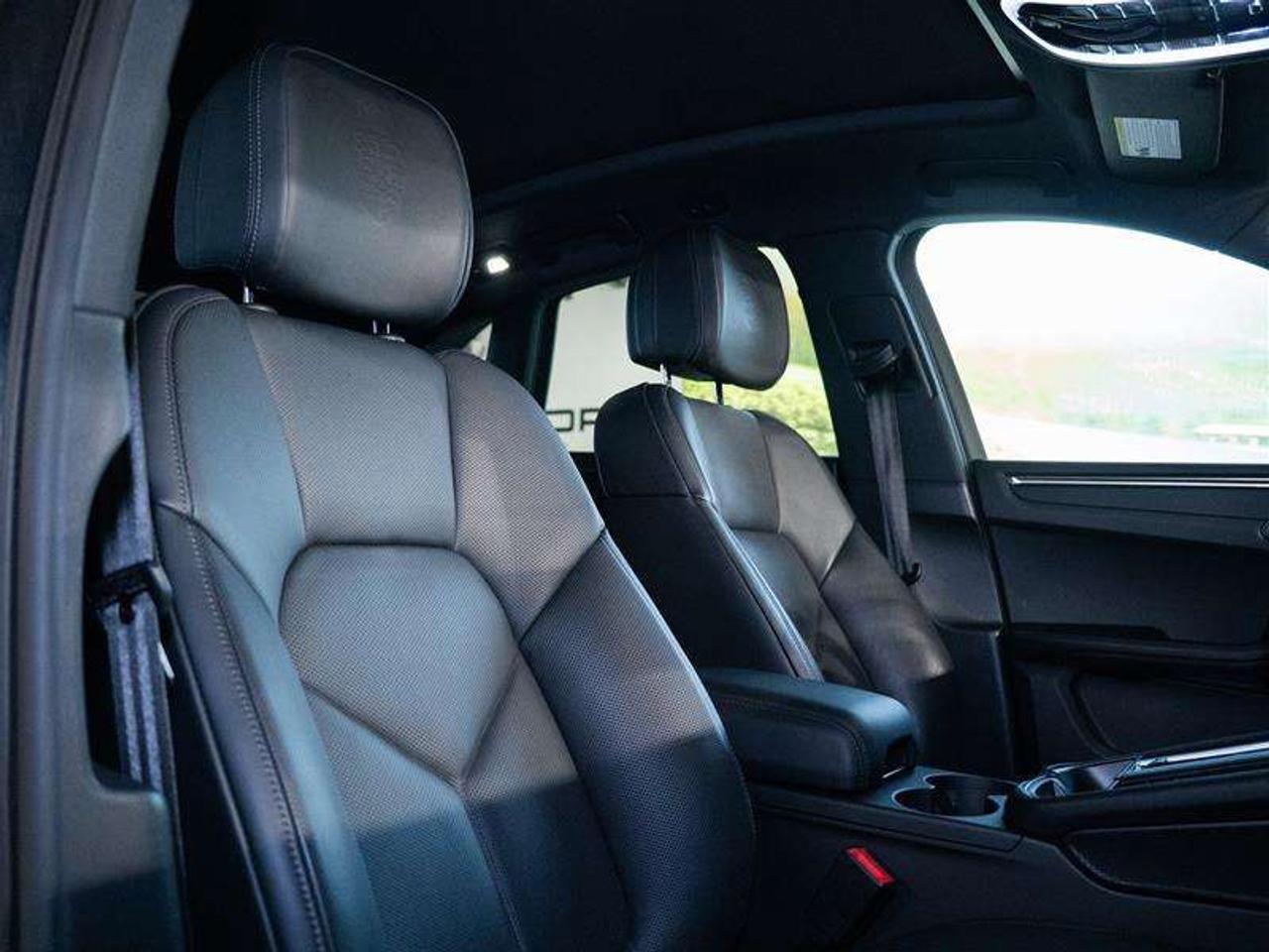 2025 Porsche Macan AWD Photo