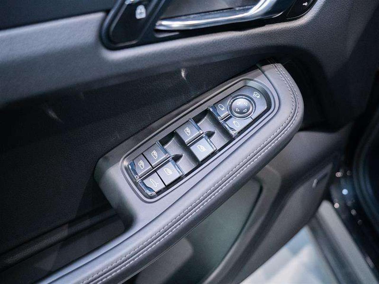 2025 Porsche Macan AWD Photo
