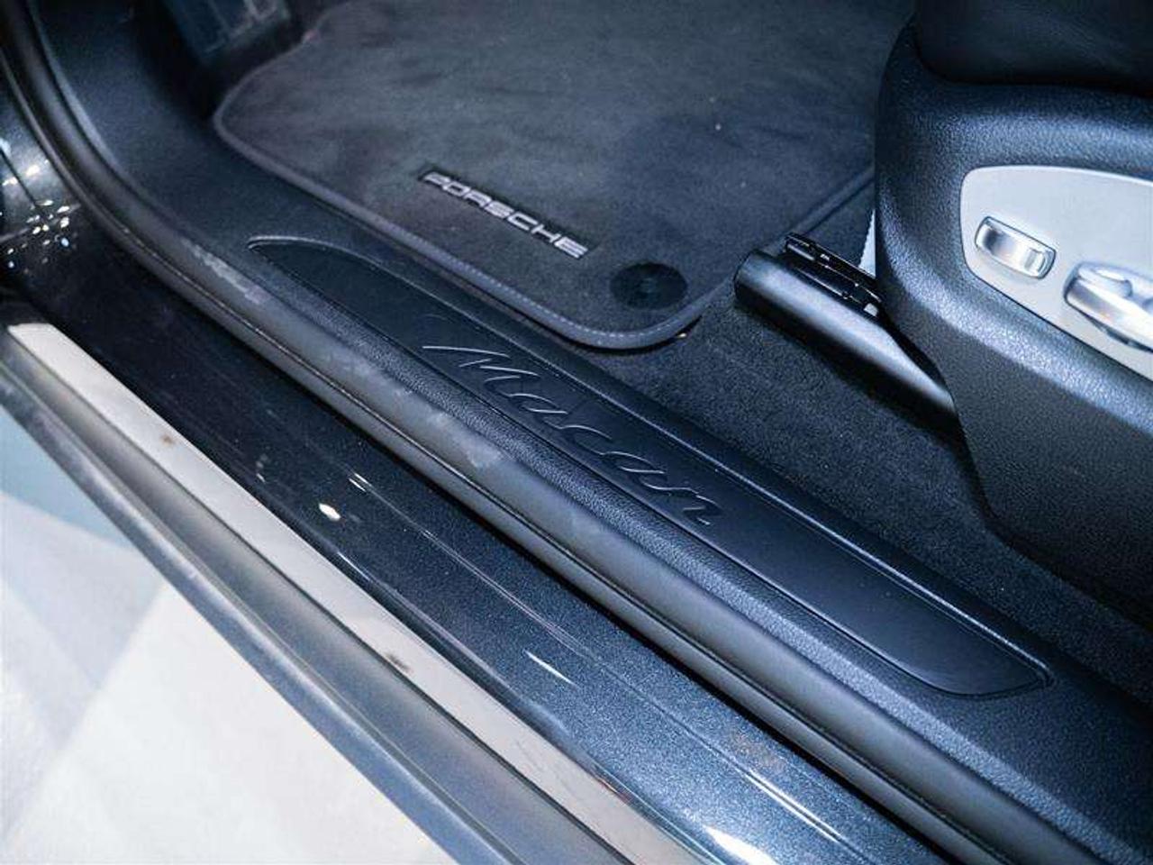 2025 Porsche Macan AWD Photo
