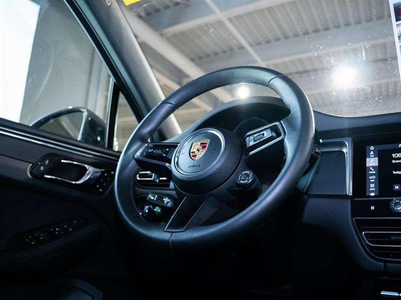 2025 Porsche Macan AWD Photo