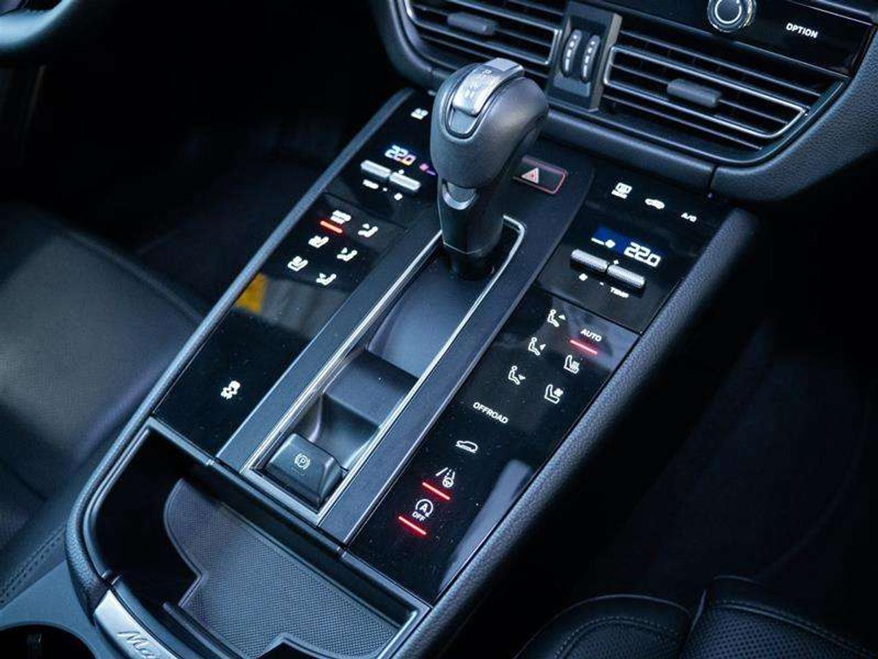2025 Porsche Macan AWD Photo