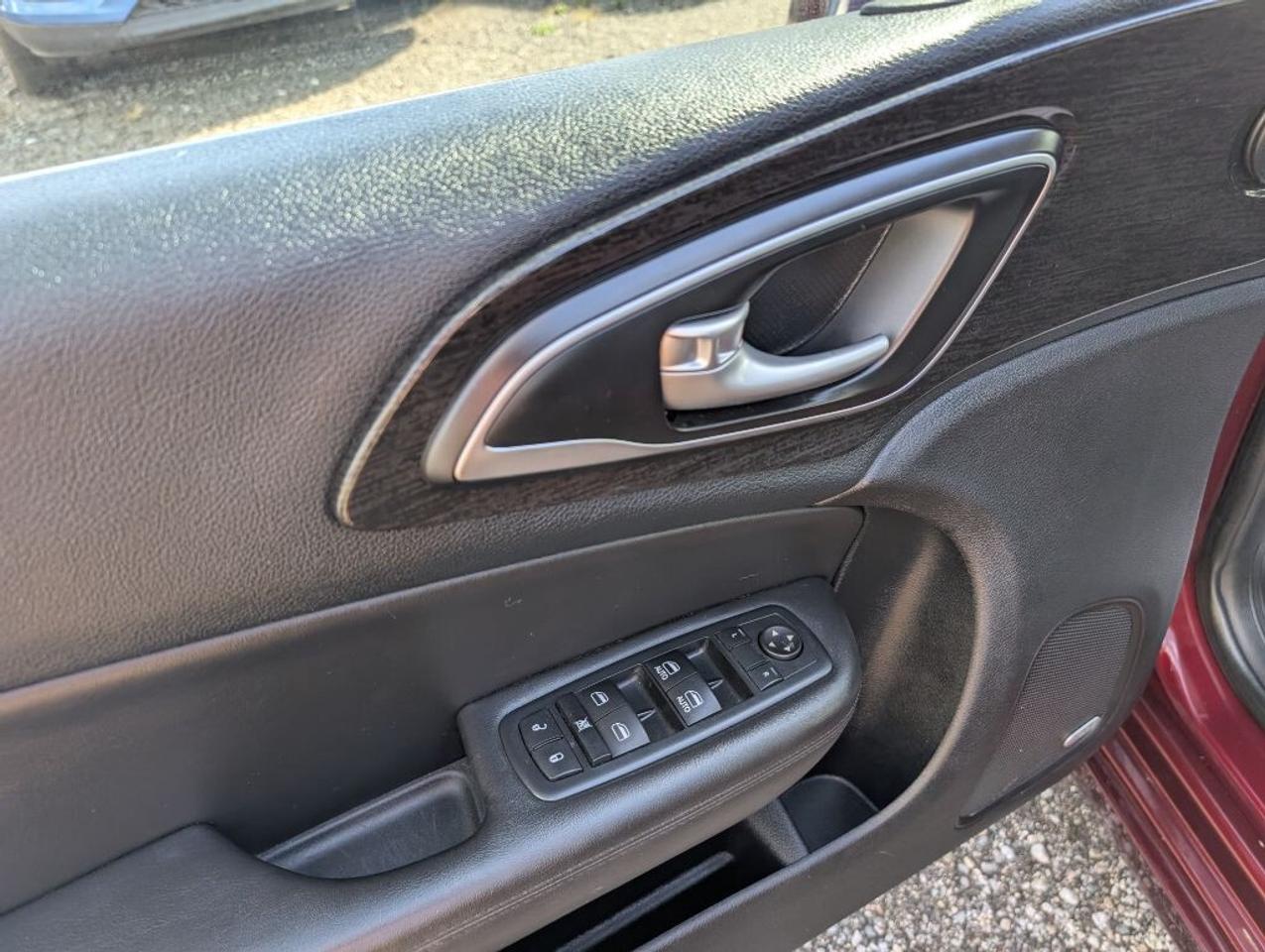 2016 Chrysler 200 C  LEATHER PANOROOF CAMERA HTD SEATS &STEERING Photo