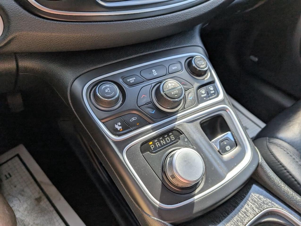 2016 Chrysler 200 C  LEATHER PANOROOF CAMERA HTD SEATS &STEERING Photo