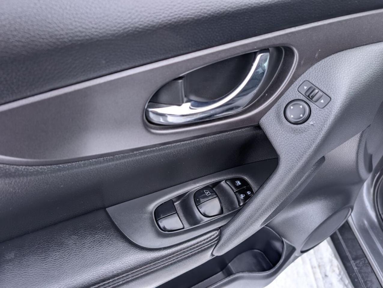 2016 Nissan Rogue SV AWD   PANOROOF   CAMERA   HTD SEATS Photo