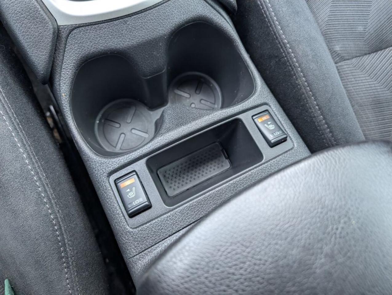 2016 Nissan Rogue SV AWD   PANOROOF   CAMERA   HTD SEATS Photo