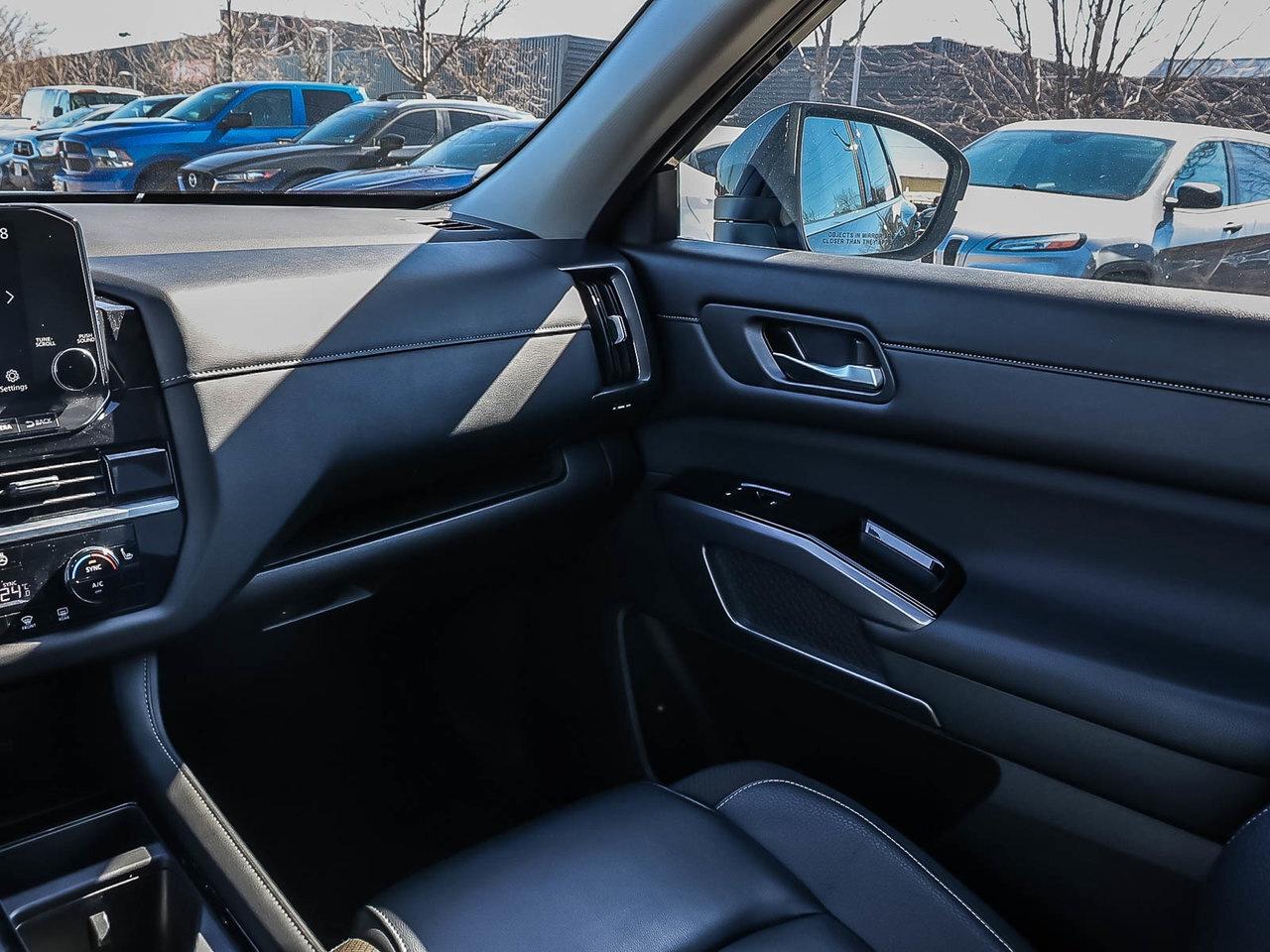 2024 Nissan Pathfinder SL 3.5l v6 4wd HOLIDAY SAVINGS Photo