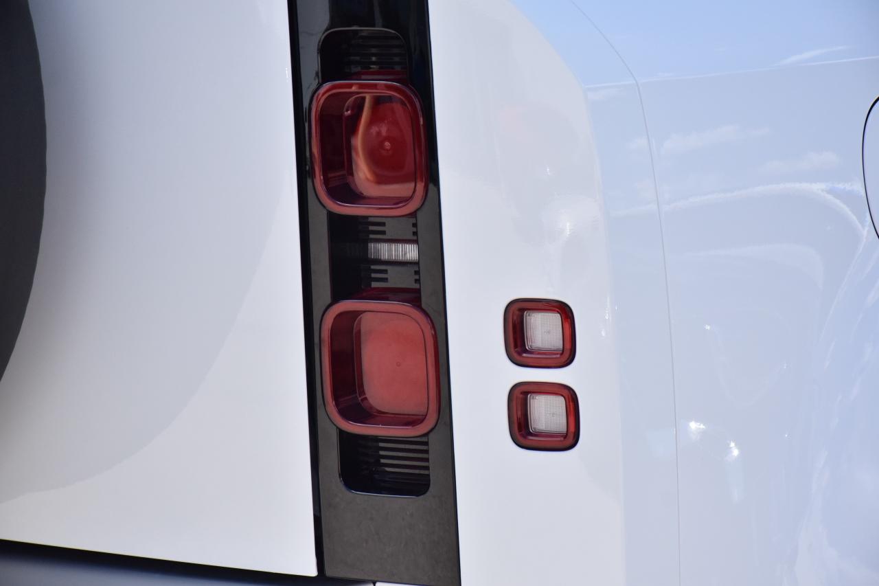 2024 Land Rover Defender 110 P500 SE V8 FUJI WHITE/OYSTER 2,500 KMS ~RARE~ Photo