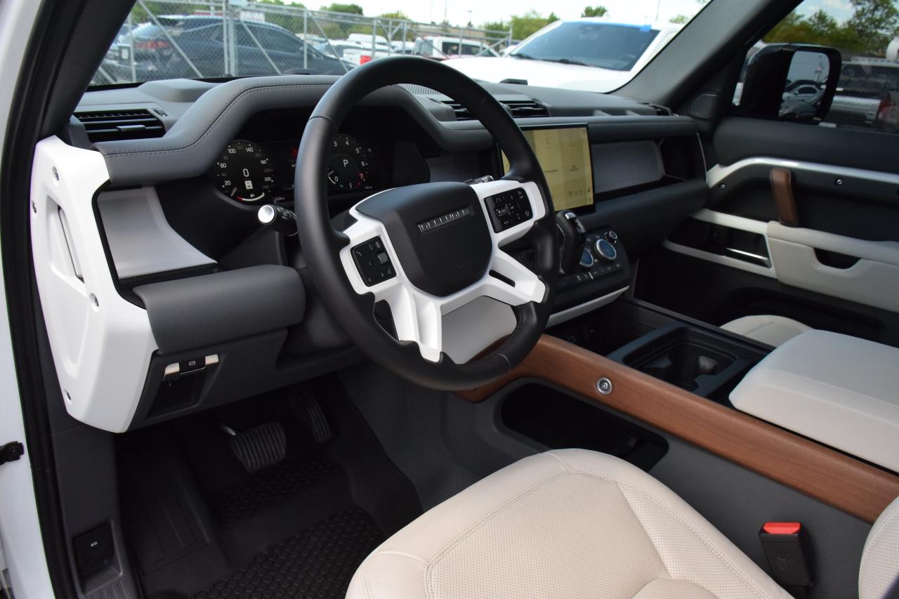 2024 Land Rover Defender 110 P500 SE V8 FUJI WHITE/OYSTER 2,500 KMS ~RARE~ Photo