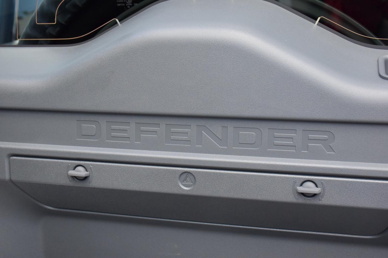 2024 Land Rover Defender 110 P500 SE V8 FUJI WHITE/OYSTER 2,500 KMS ~RARE~ Photo