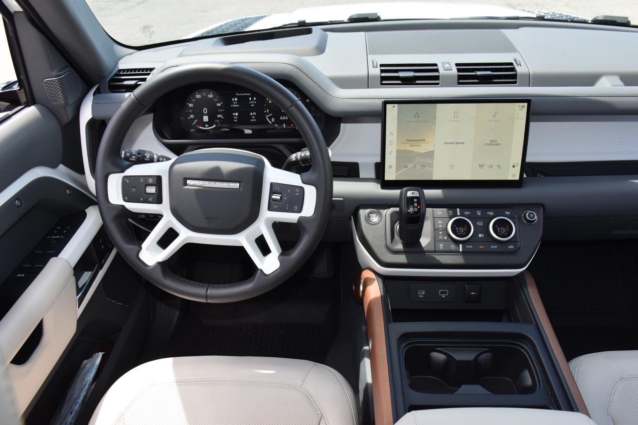 2024 Land Rover Defender 110 P500 SE V8 FUJI WHITE/OYSTER 2,500 KMS ~RARE~ Photo