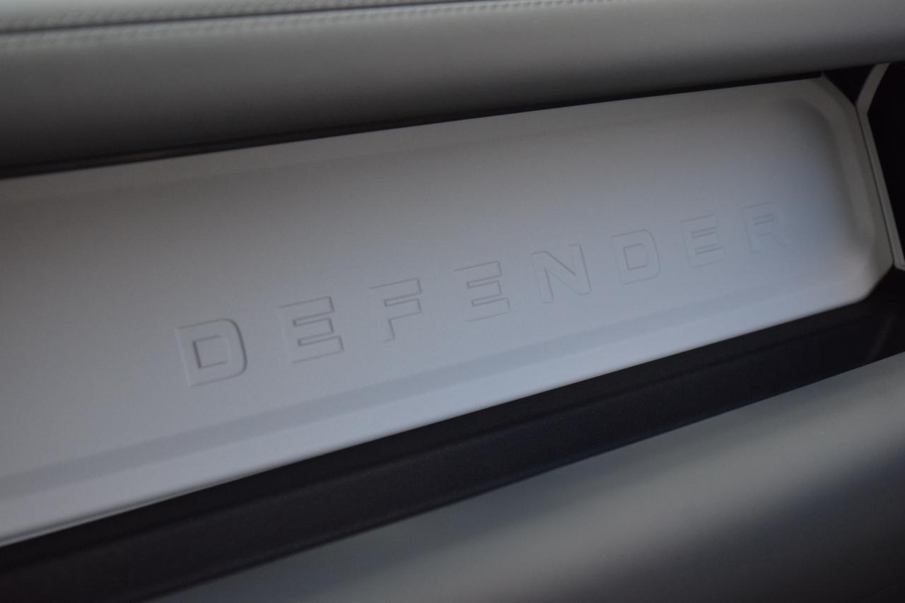 2024 Land Rover Defender 110 P500 SE V8 FUJI WHITE/OYSTER 2,500 KMS ~RARE~ Photo