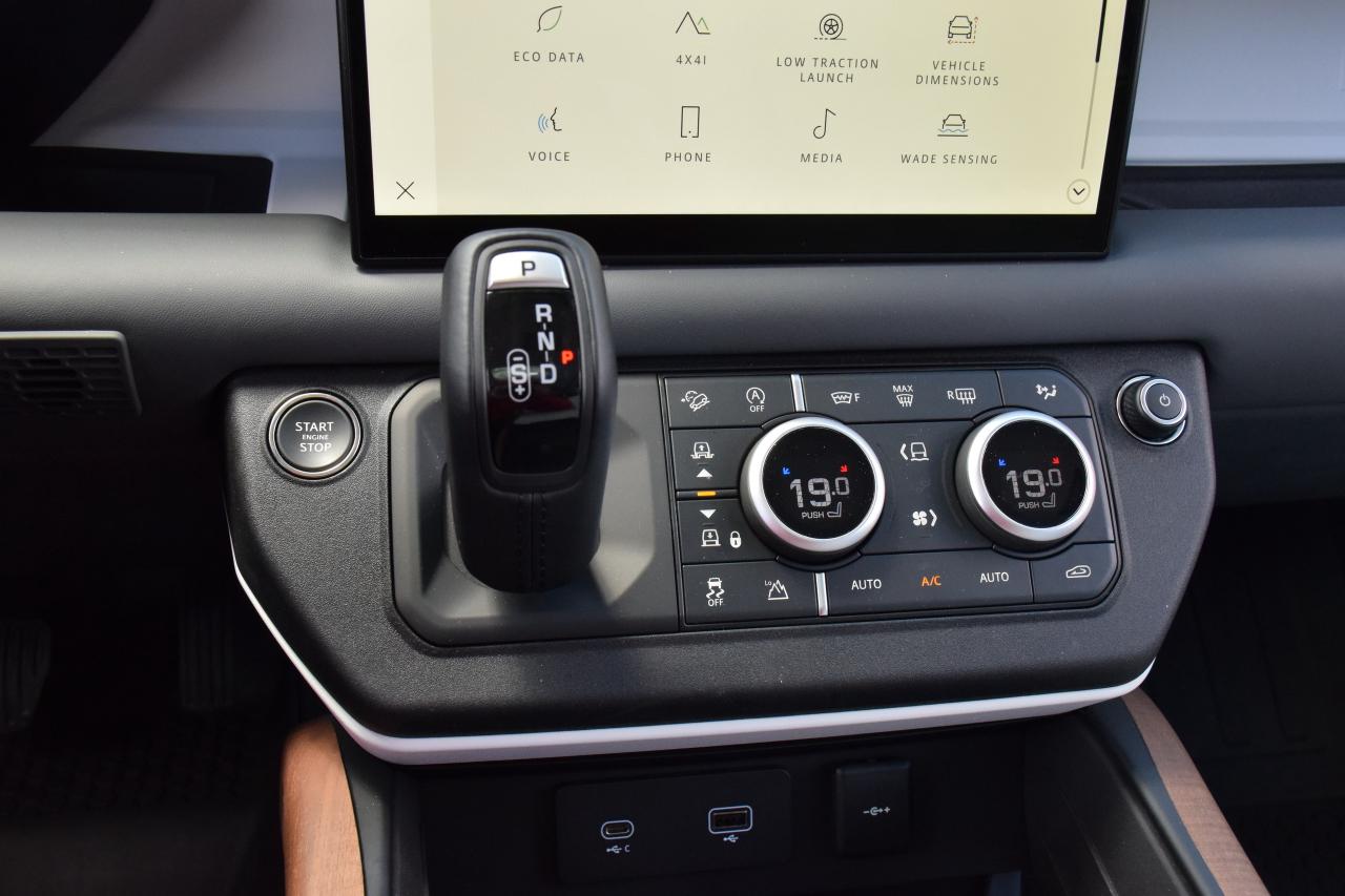 2024 Land Rover Defender 110 P500 SE V8 FUJI WHITE/OYSTER 2,500 KMS ~RARE~ Photo