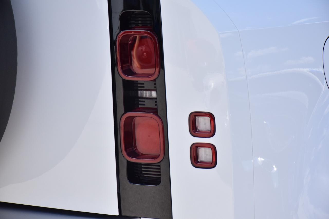2024 Land Rover Defender 110 P500 SE V8 FUJI WHITE/OYSTER 3,500 KMS ~RARE~ Photo