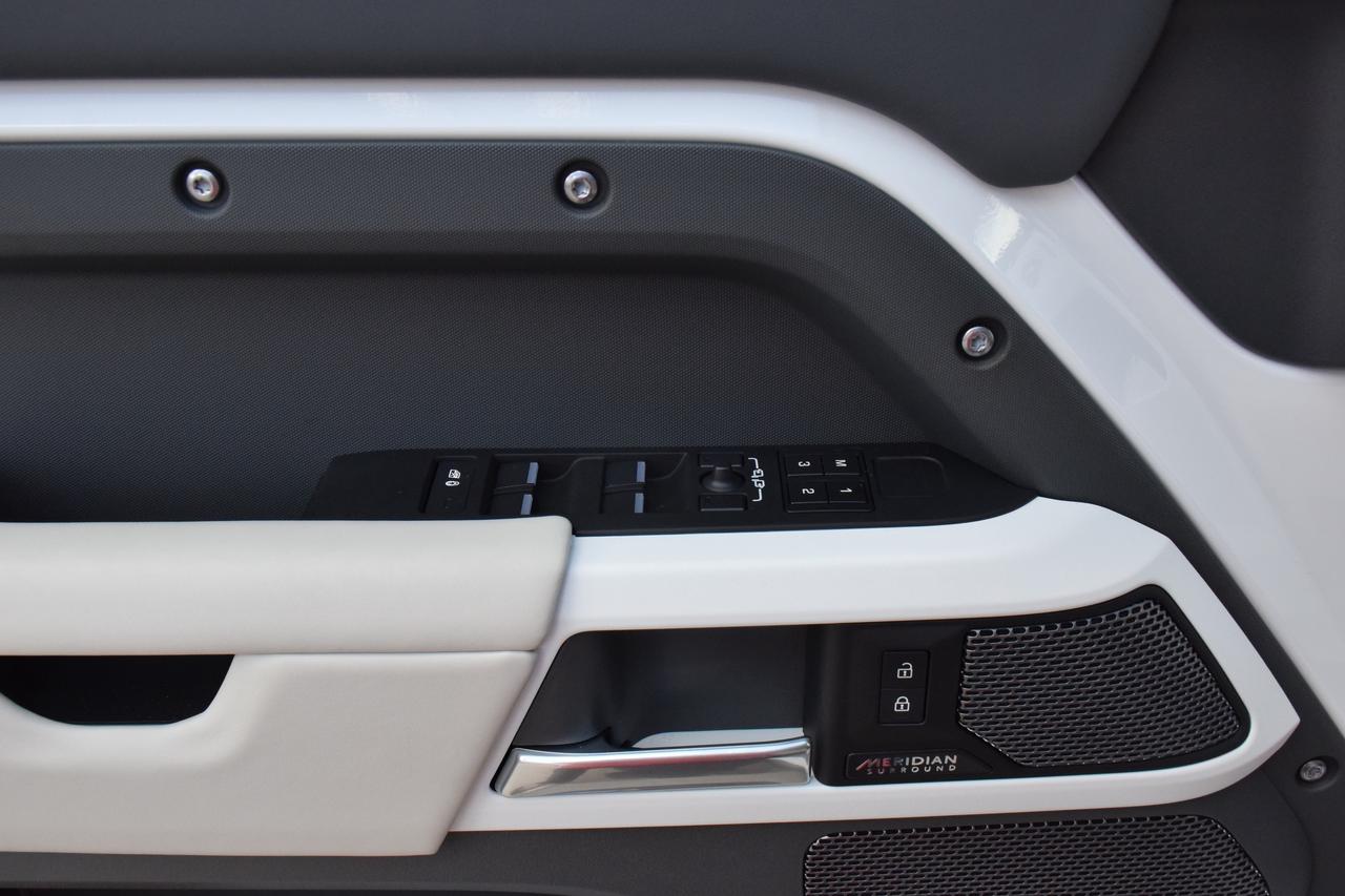 2024 Land Rover Defender 110 P500 SE V8 FUJI WHITE/OYSTER 3,500 KMS ~RARE~ Photo