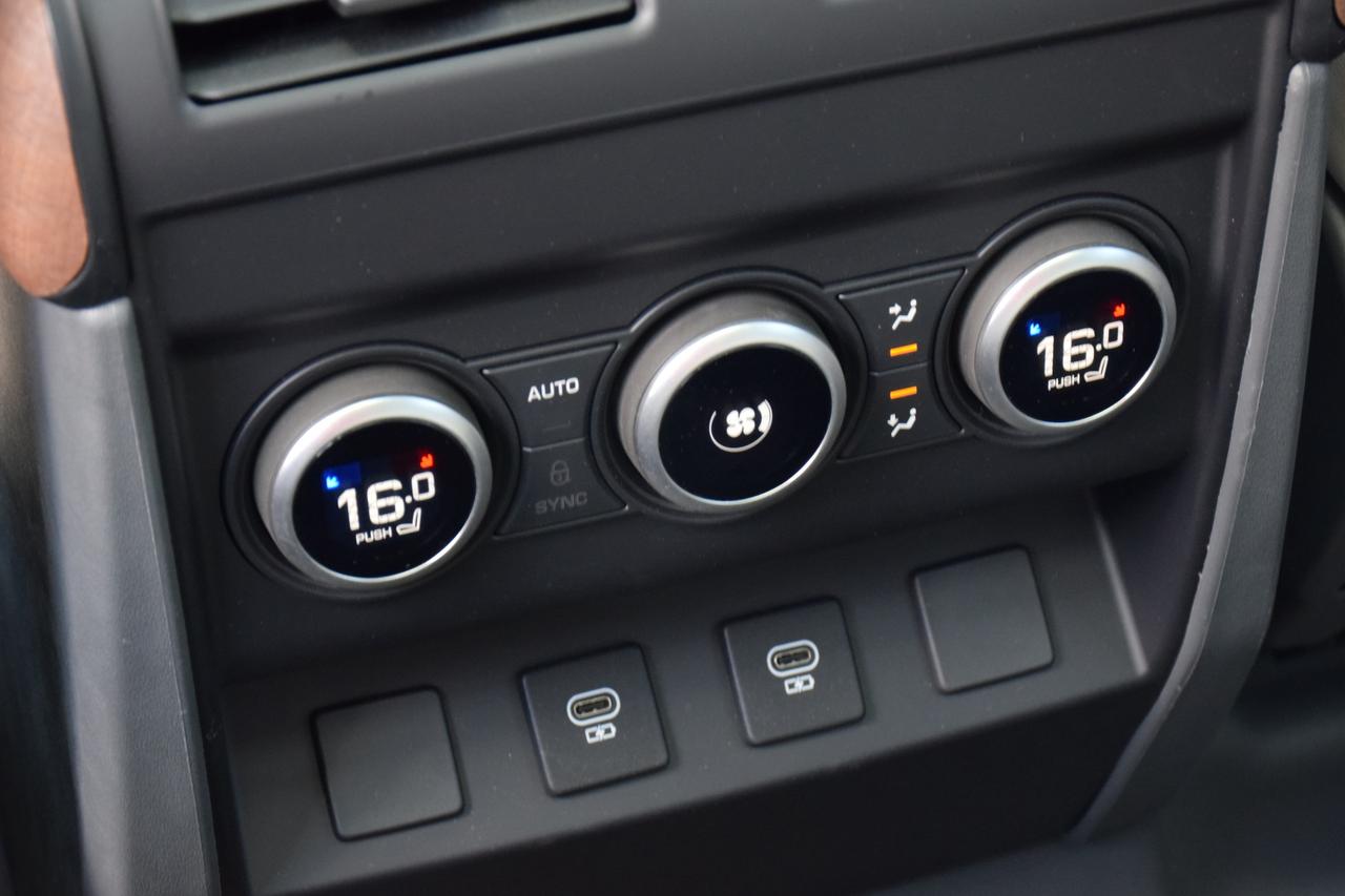 2024 Land Rover Defender 110 P500 SE V8 FUJI WHITE/OYSTER 3,500 KMS ~RARE~ Photo