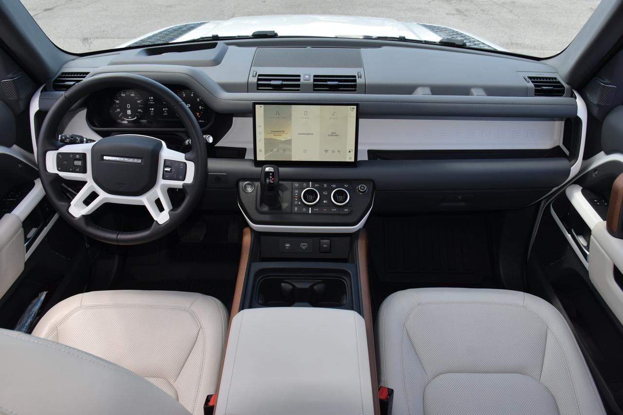 2024 Land Rover Defender 110 P500 SE V8 FUJI WHITE/OYSTER 3,500 KMS ~RARE~ Photo